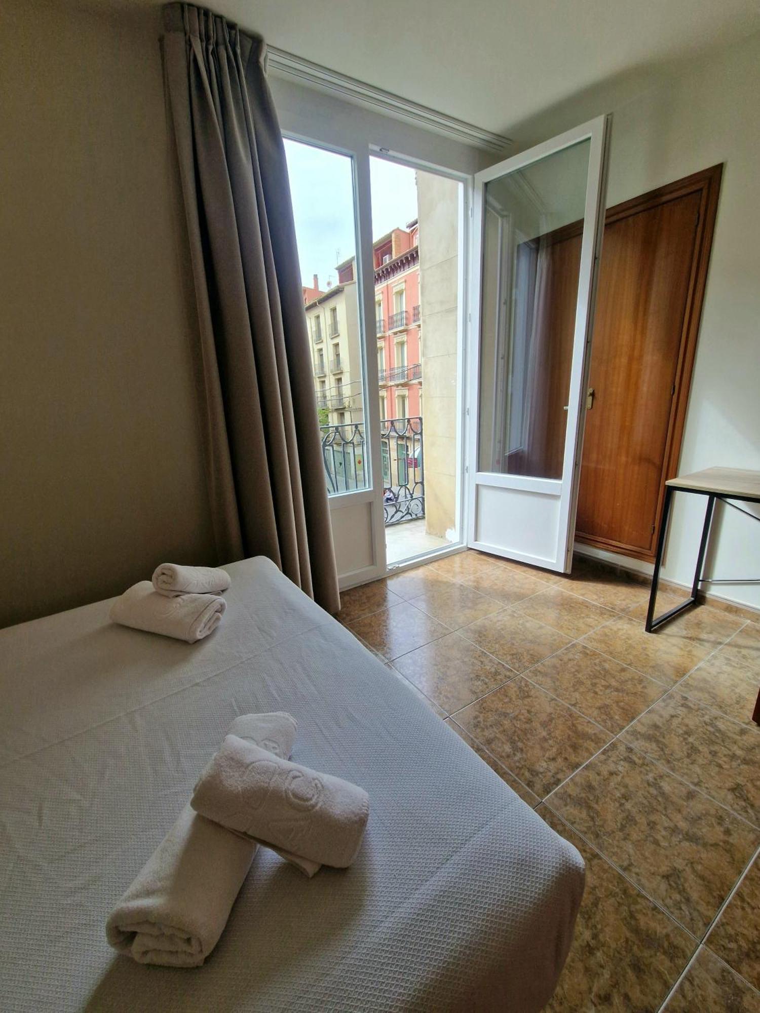 Hostal Rugaca Huesca Buitenkant foto